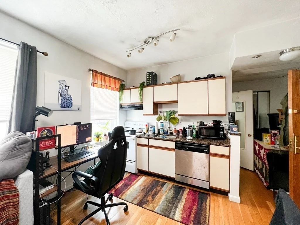 Studio bed, 1 bath apartment for rent at 1427 Commonwealth Ave Unit 504, Allston — photo 3 of 7