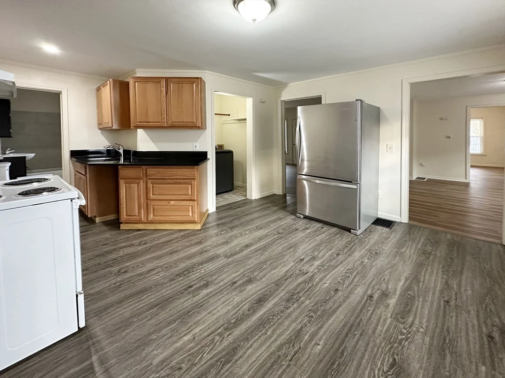 3 bed, 1 bath apartment for rent at 143 Arlington St Unit 1, Framingham — photo 5 of 17