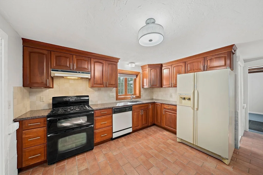 4 bed, 1 bath apartment for rent at 143 Dillingham Way, Hanover — photo 4 of 29