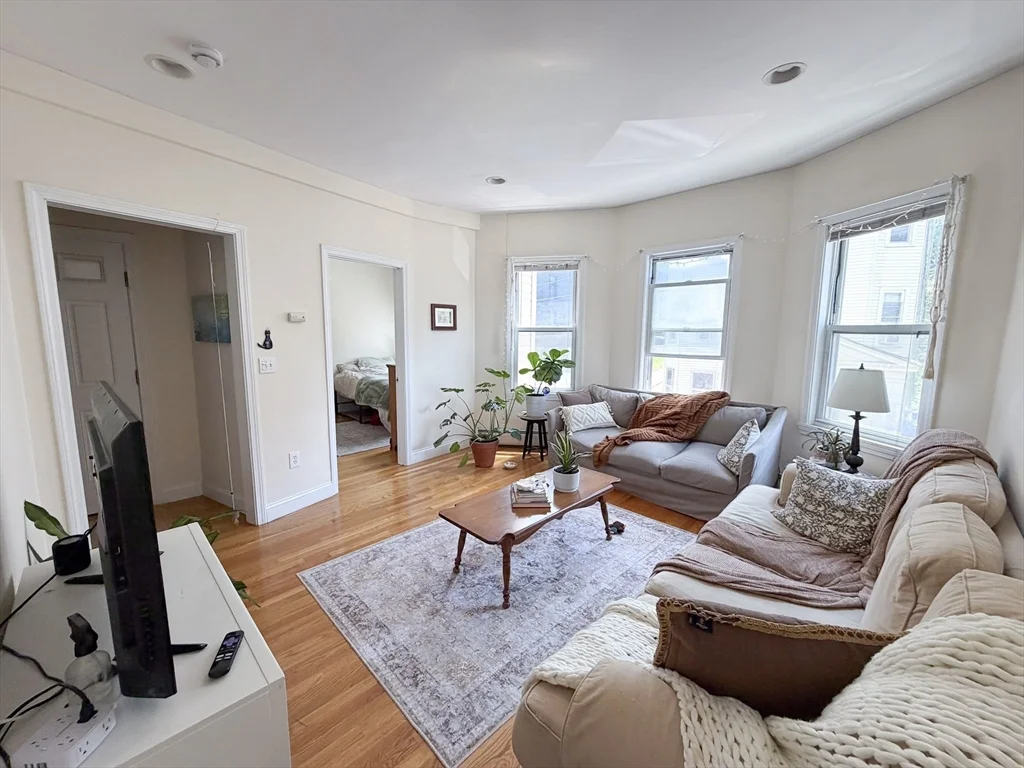 4 bed, 1 bath apartment for rent at 143 Hillside St Unit 2, Mission Hill — photo 2 of 17