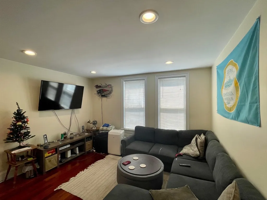 3 bed, 1 bath apartment for rent at 143 L St Unit 3, South Boston — photo 3 of 12