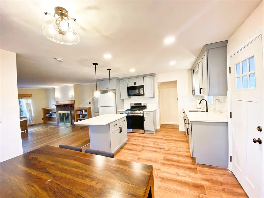 3 bed, 1 bath apartment for rent at 143 Shore Dr, Ten Hills — photo 4 of 17
