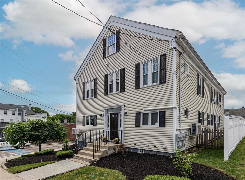 1 bed, 1 bath apartment for rent at 143 Village St Unit B, Medway — photo 1 of 17