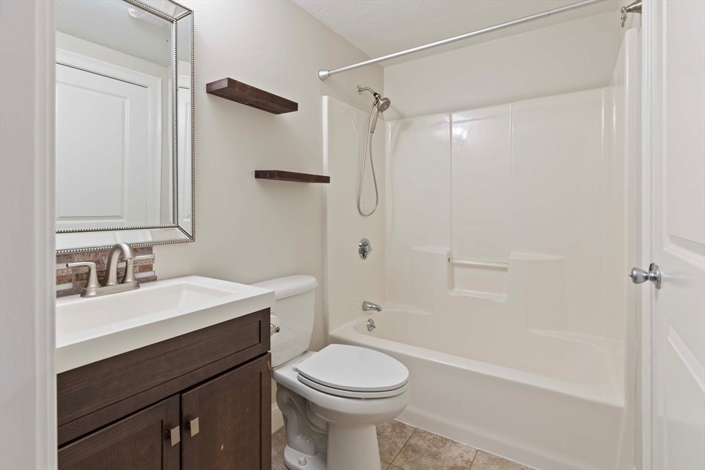 1 bed, 1 bath apartment for rent at 143 Village St Unit B, Medway — photo 10 of 17