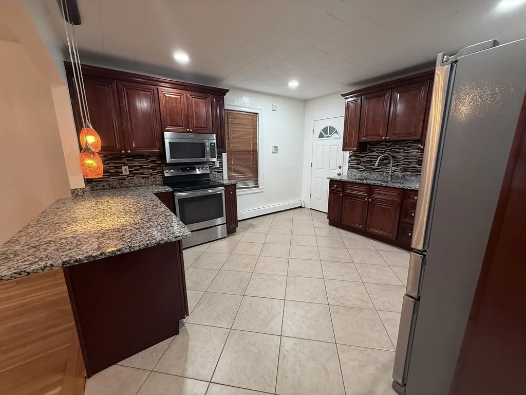 1 bed, 1 bath apartment for rent at 1433 River St Unit 1, Hyde Park — photo 3 of 7