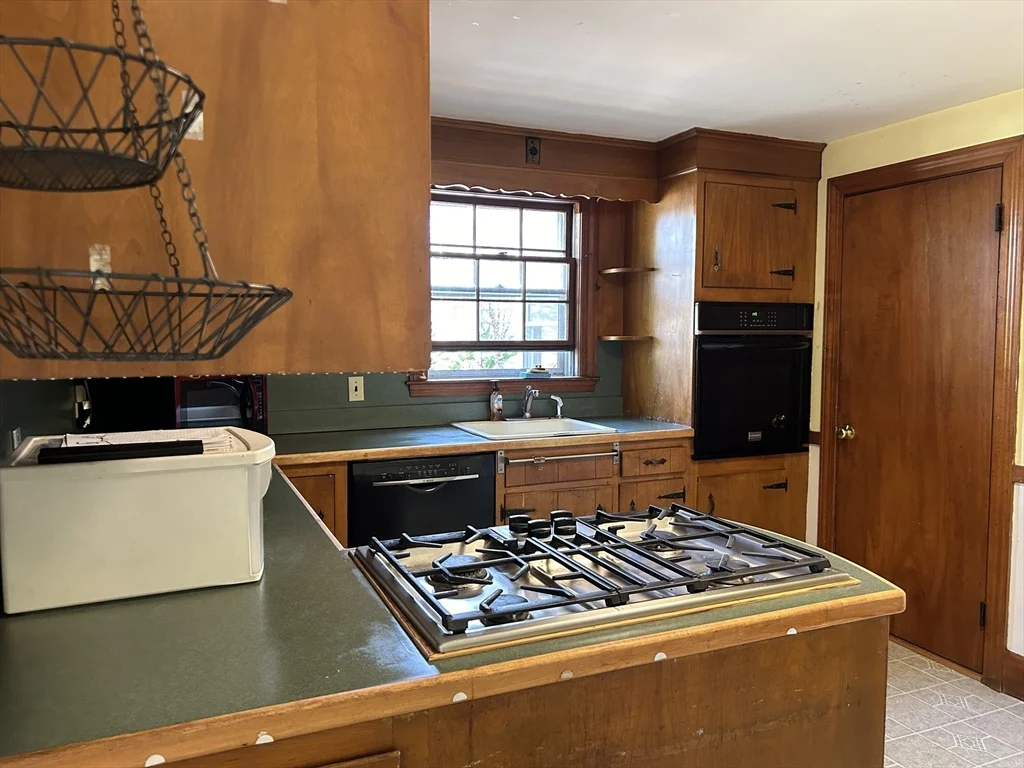 3 bed, 2 bath apartment for rent at 1437 Great Plain Ave Unit 1, Needham — photo 6 of 22