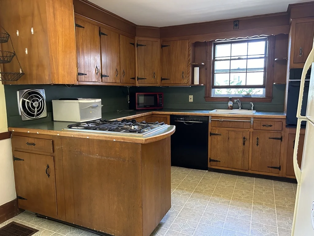 3 bed, 2 bath apartment for rent at 1437 Great Plain Ave Unit 1, Needham — photo 5 of 22
