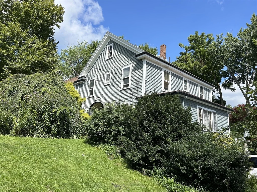 3 bed, 2 bath apartment for rent at 1437 Great Plain Ave Unit 1, Needham — photo 1 of 22