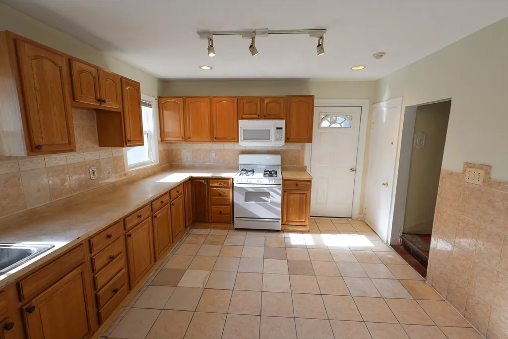 4 bed, 1 bath apartment for rent at 144 Blake St Unit 2, Hyde Park — photo 4 of 28