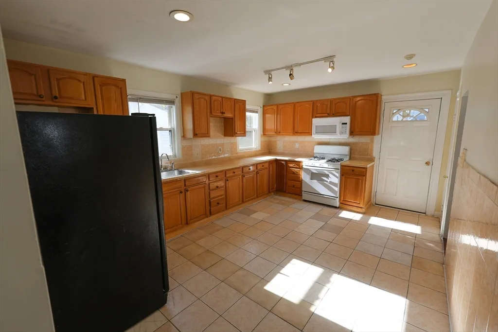 4 bed, 1 bath apartment for rent at 144 Blake St Unit 2, Hyde Park — photo 1 of 28