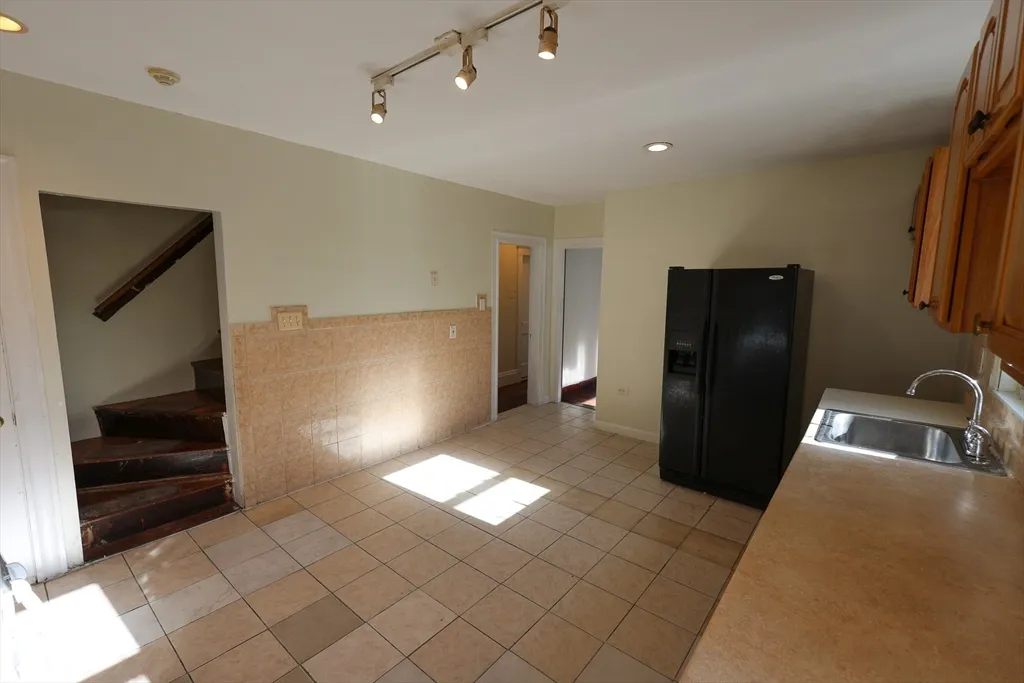 4 bed, 1 bath apartment for rent at 144 Blake St Unit 2, Hyde Park — photo 3 of 28