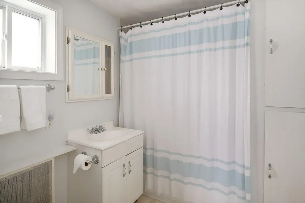 4 bed, 3 bath apartment for rent at 144 Brooks St, East Boston — photo 14 of 20