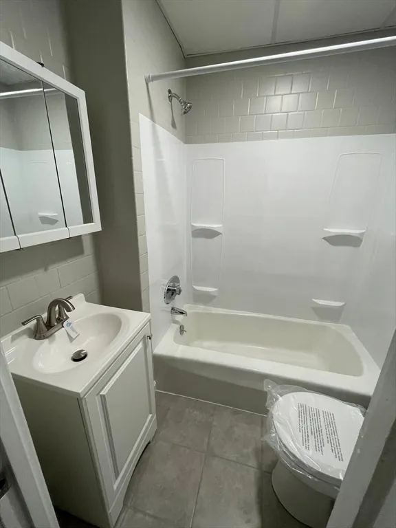 3 bed, 1 bath apartment for rent at 144 Columbia St Unit 2West, Fall River — photo 5 of 8