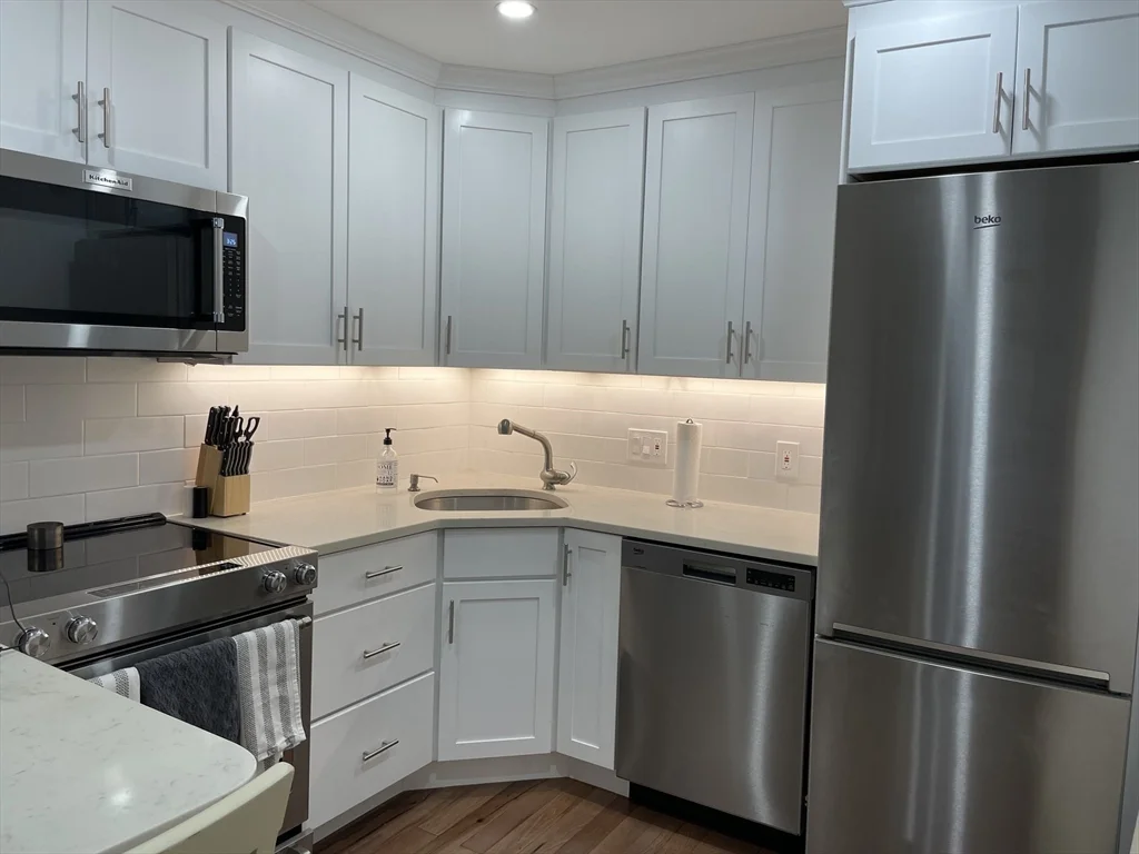 Studio bed, 1 bath apartment for rent at 144 Commonwealth Unit 9, Back Bay — photo 2 of 9