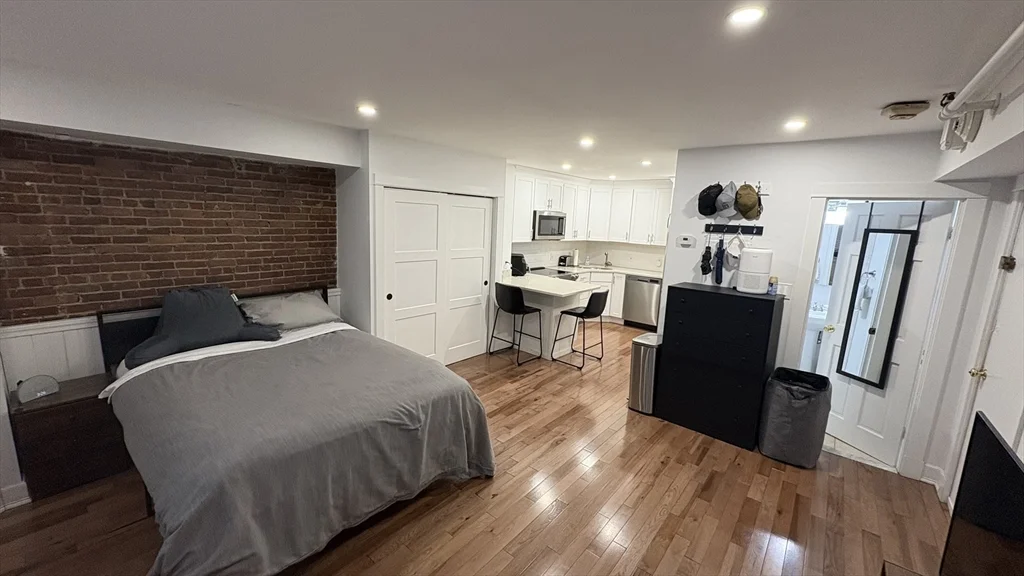 Studio bed, 1 bath apartment for rent at 144 Commonwealth Unit 9, Back Bay — photo 5 of 9