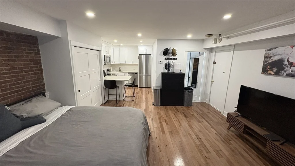 Studio bed, 1 bath apartment for rent at 144 Commonwealth Unit 9, Back Bay — photo 6 of 9
