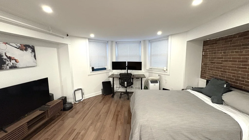 Studio bed, 1 bath apartment for rent at 144 Commonwealth Unit 9, Back Bay — photo 7 of 9