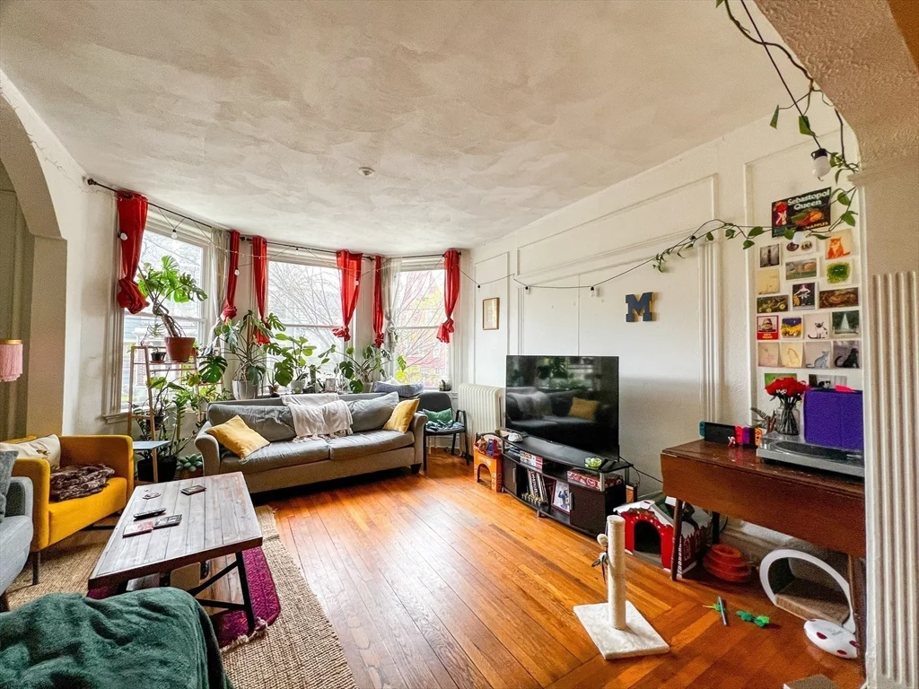 3 bed, 1 bath apartment for rent at 144 Coolidge St Unit 1, Coolidge Corner — photo 4 of 21