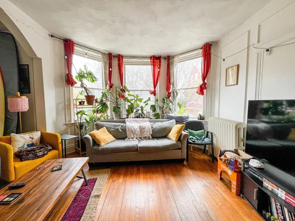 3 bed, 1 bath apartment for rent at 144 Coolidge St Unit 1, Coolidge Corner — photo 2 of 21