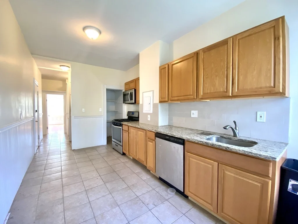 4 bed, 1 bath apartment for rent at 144 Coolidge St Unit 2, Coolidge Corner — photo 10 of 24