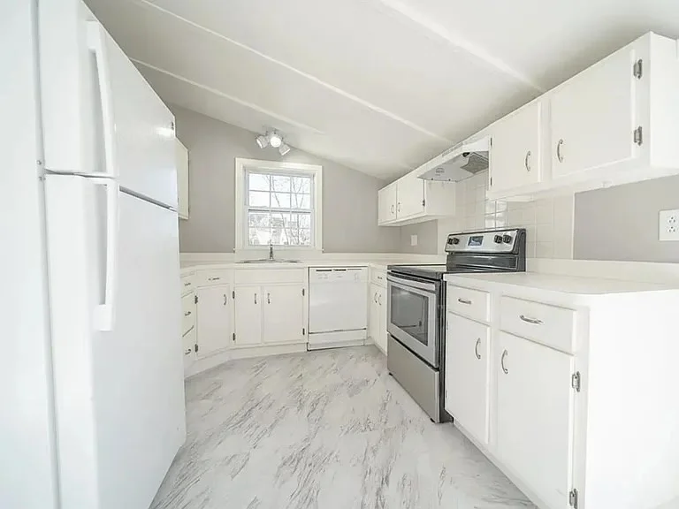 3 bed, 1 bath apartment for rent at 144 Crescent St Unit 1, Quincy — photo 2 of 9