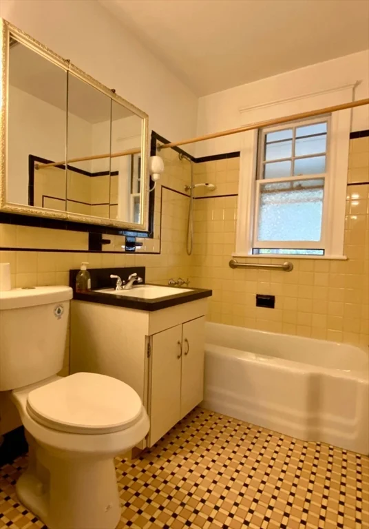 5 bed, 3 bath apartment for rent at 144 Ellison Park Unit 1, Waltham — photo 16 of 20