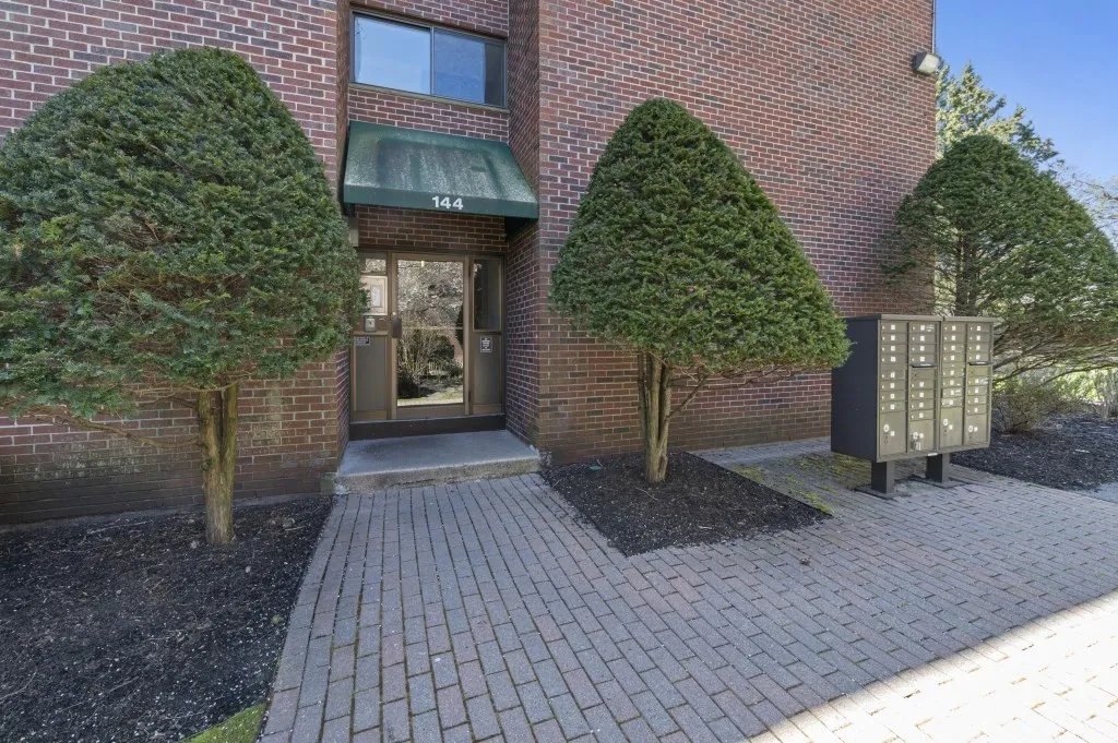 2 bed, 1 bath apartment for rent at 144 Kenrick St Unit 12, Oak Square — photo 2 of 34