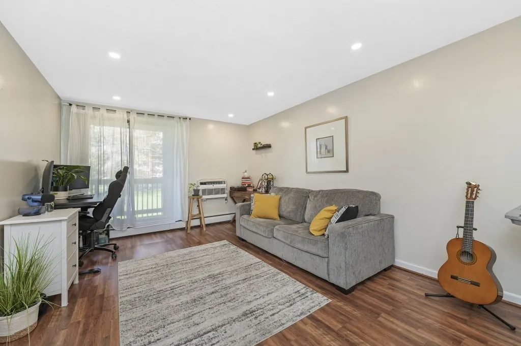 2 bed, 1 bath apartment for rent at 144 Kenrick St Unit 12, Oak Square — photo 4 of 34
