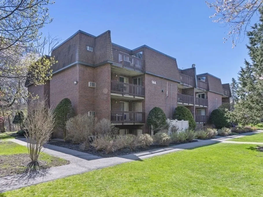 2 bed, 1 bath apartment for rent at 144 Kenrick St Unit 12, Oak Square