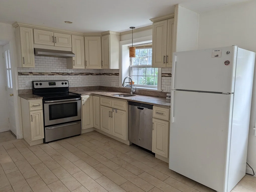 3 bed, 3 bath apartment for rent at 144 Lake Shore Dr, Weymouth — photo 1 of 25