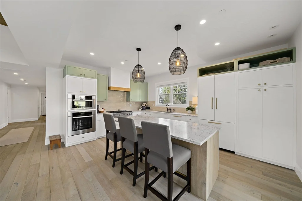 3 bed, 2 bath apartment for rent at 144 Linden St Unit 2, Wellesley — photo 2 of 28