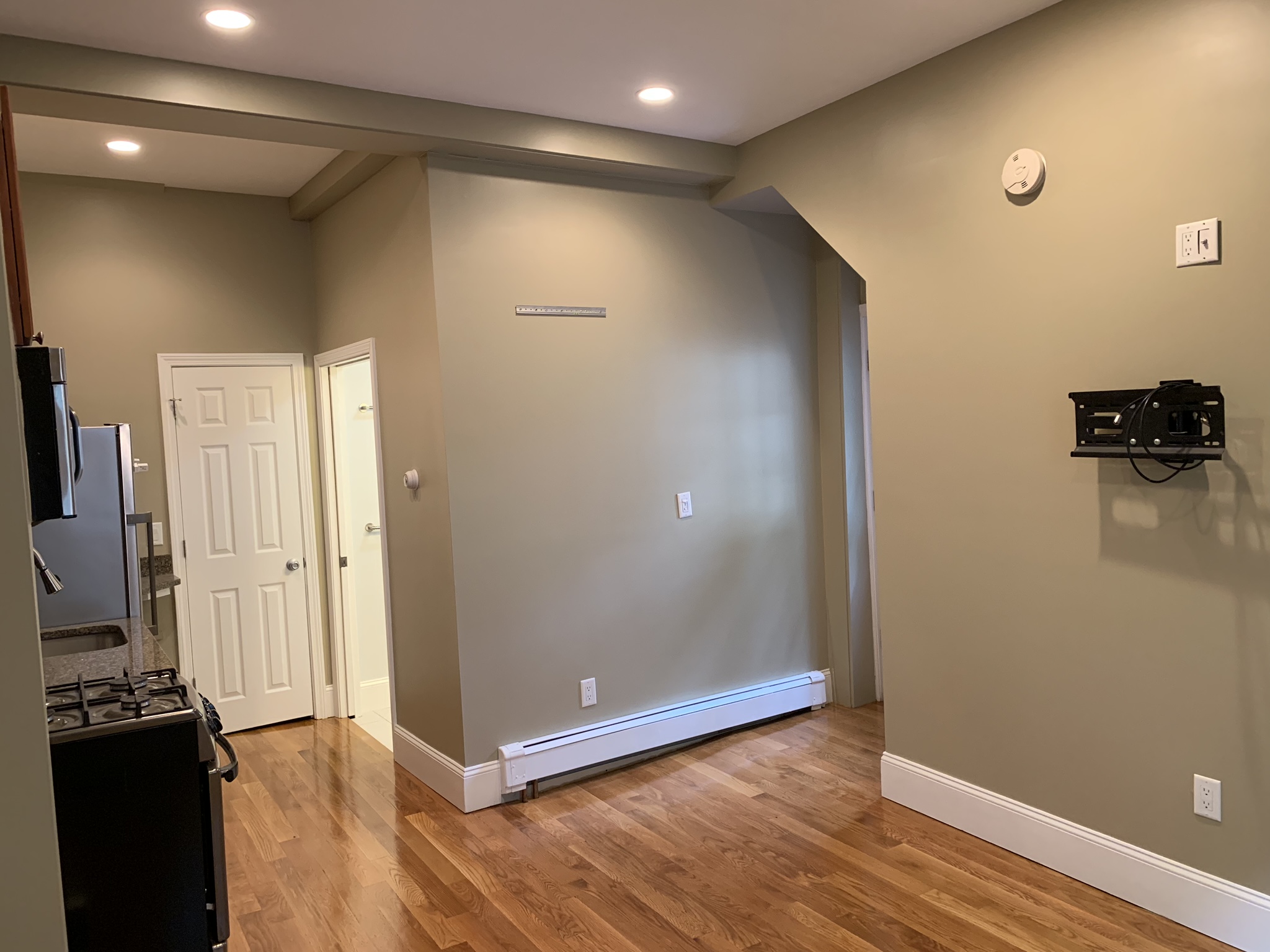 Studio bed, 1 bath apartment for rent at 144 Mount Auburn St Unit B, Harvard Square — photo 1 of 4