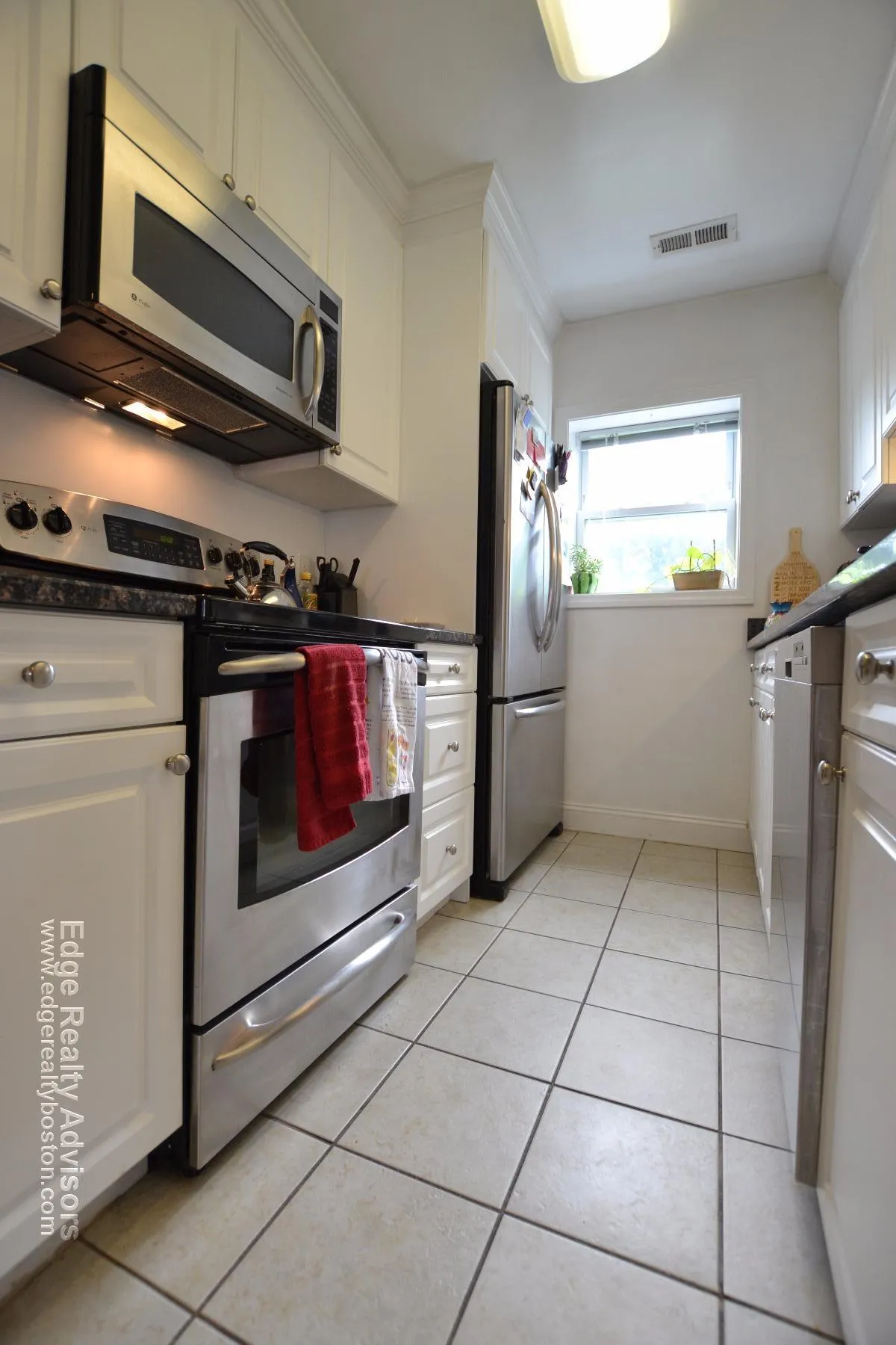 3 bed, 2 bath apartment for rent at 144 Newton St Unit 4, Brighton — photo 2 of 12