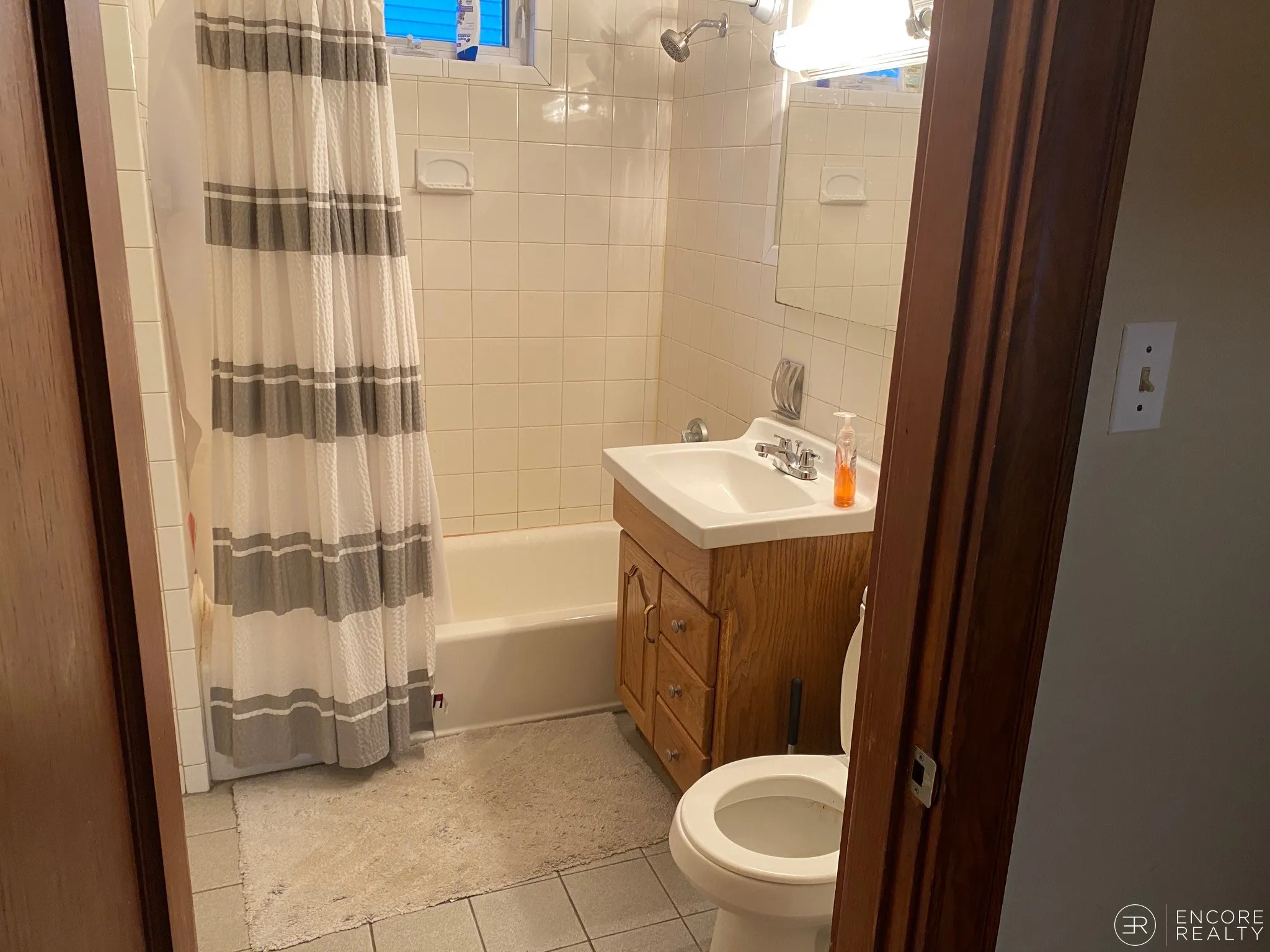 3 bed, 1 bath apartment for rent at 144 Nonantum St Unit 1, Brighton — photo 6 of 10