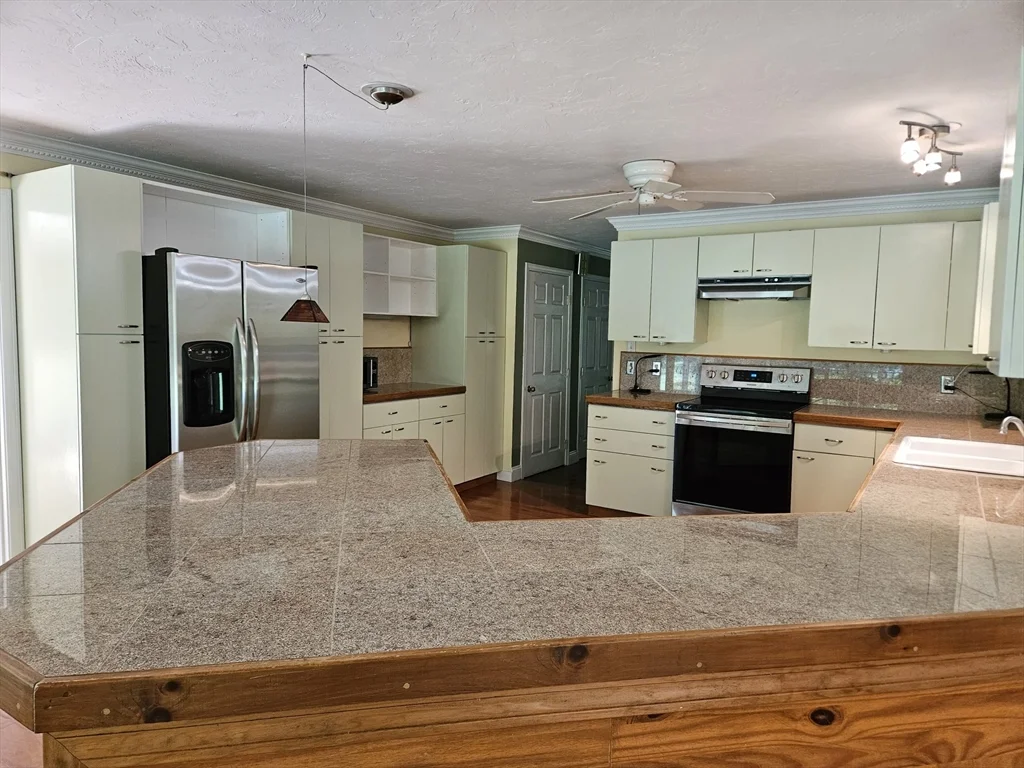 4 bed, 1 bath apartment for rent at 144 Parmenter Rd, Hudson — photo 12 of 39