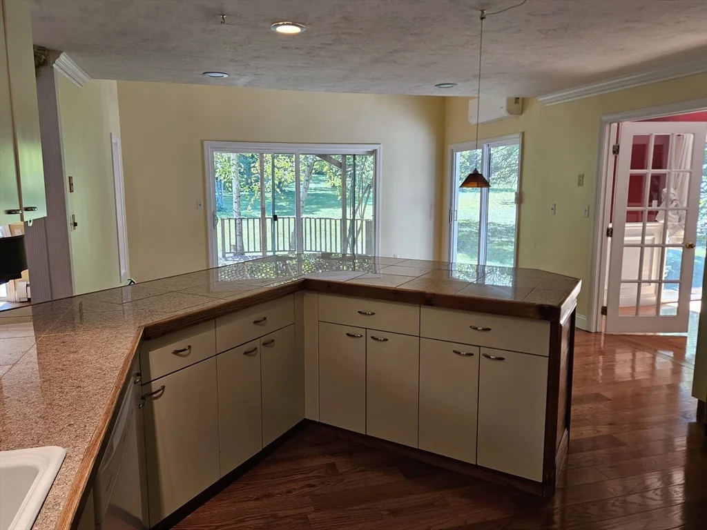 4 bed, 1 bath apartment for rent at 144 Parmenter Rd, Hudson — photo 16 of 39