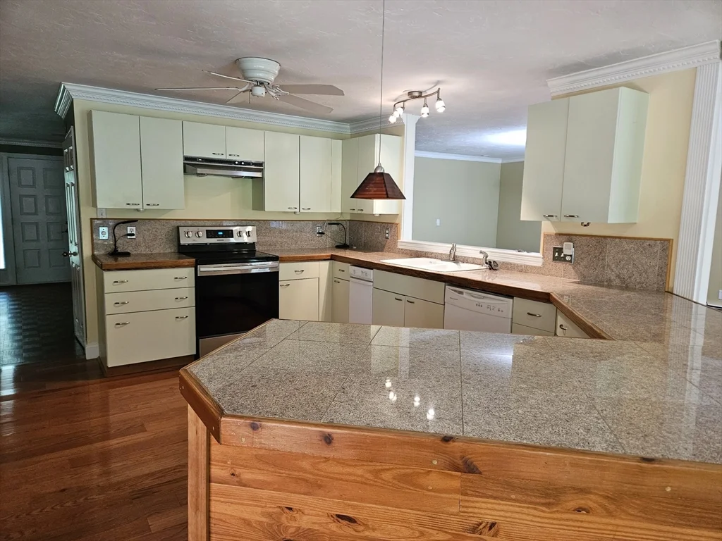 4 bed, 1 bath apartment for rent at 144 Parmenter Rd, Hudson — photo 13 of 39