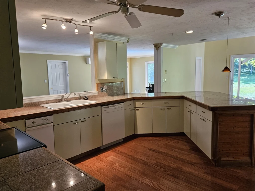 4 bed, 1 bath apartment for rent at 144 Parmenter Rd, Hudson — photo 15 of 39
