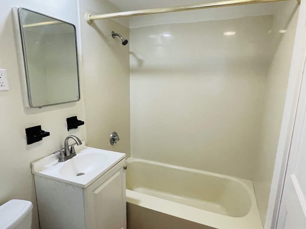 1 bed, 1 bath apartment for rent at 144 School St Unit 1L, Waltham — photo 6 of 9