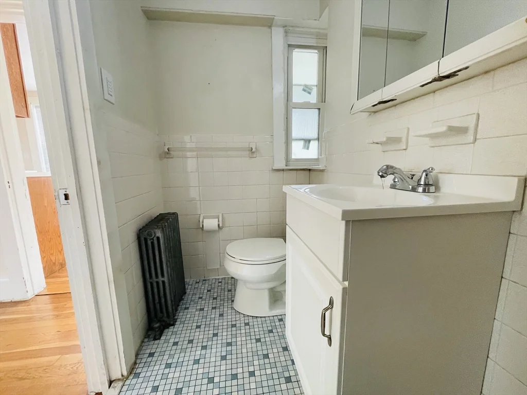 1 bed, 1 bath apartment for rent at 144 School St Unit 2L, Waltham — photo 3 of 10