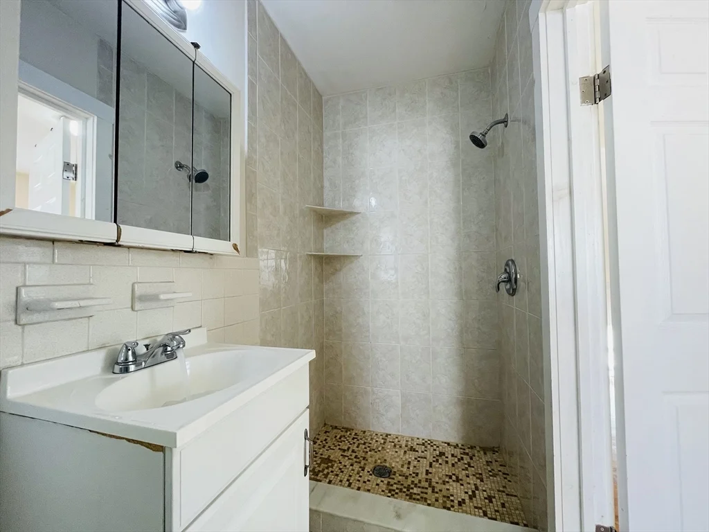 1 bed, 1 bath apartment for rent at 144 School St Unit 2L, Waltham — photo 2 of 10