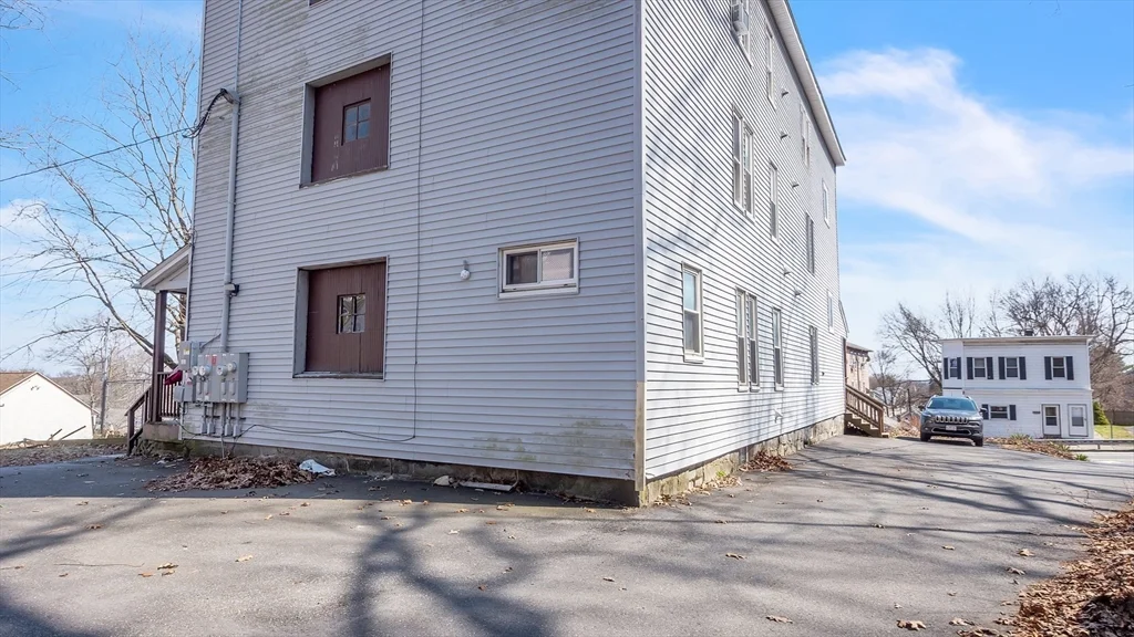 3 bed, 1 bath apartment for rent at 1442 Main St Unit 2, Worcester — photo 2 of 30