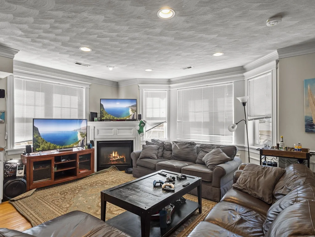 3 bed, 1 bath apartment for rent at 145 Murdock Unit 2, Brighton — photo 3 of 29