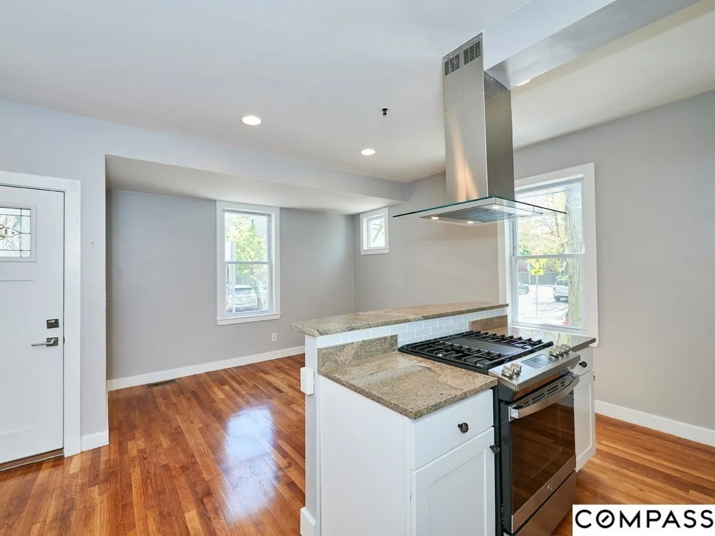 4 bed, 2 bath apartment for rent at 145 Pearl St Unit 145, Cambridgeport — photo 4 of 26