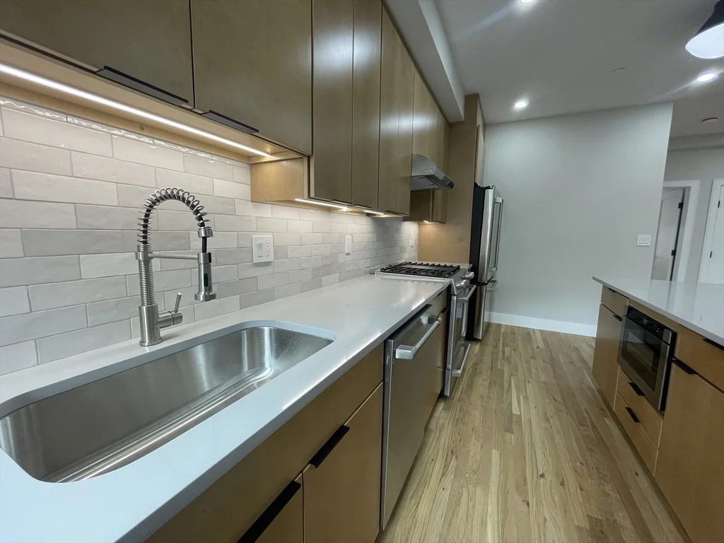 4 bed, 2 bath apartment for rent at 145 Sutherland Rd Unit Unit 2, Brighton — photo 4 of 14