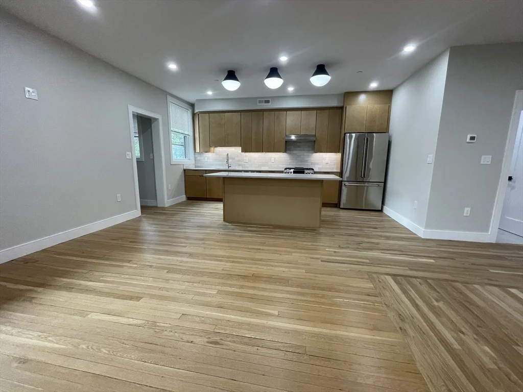 4 bed, 2 bath apartment for rent at 145 Sutherland Rd Unit Unit 2, Brighton — photo 5 of 14