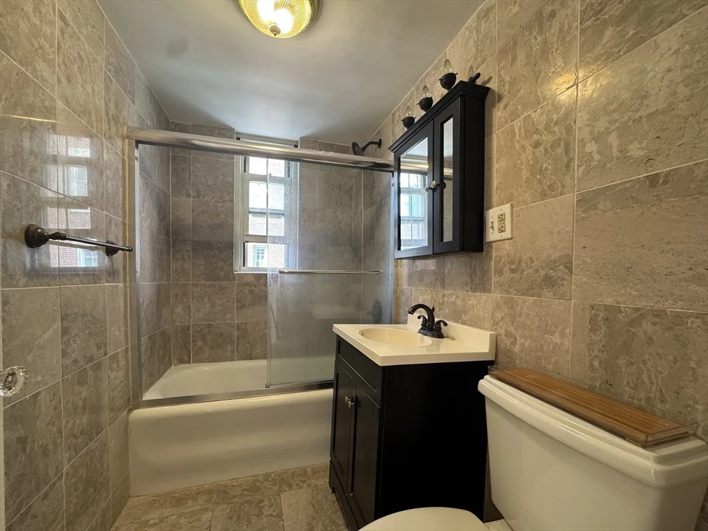 1 bed, 1 bath apartment for rent at 1450-1454 Beacon St Unit 402, Coolidge Corner — photo 4 of 8