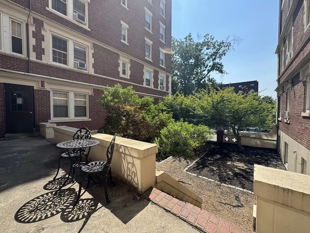 1 bed, 1 bath apartment for rent at 1450-1454 Beacon St Unit 402, Coolidge Corner — photo 5 of 8