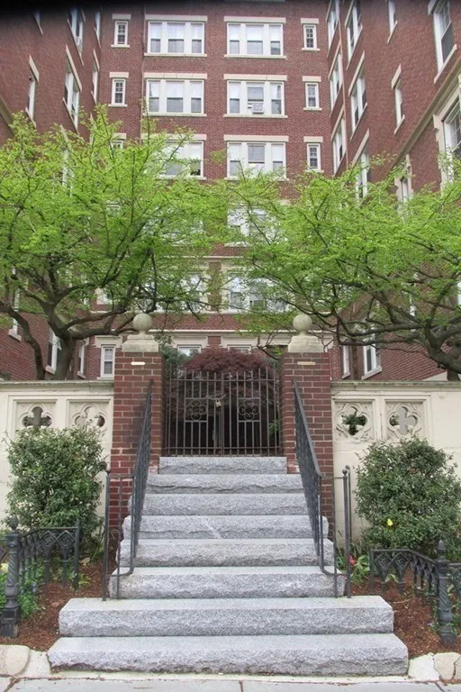 2 bed, 1 bath apartment for rent at 1450 Beacon Unit 401, Coolidge Corner — photo 3 of 20