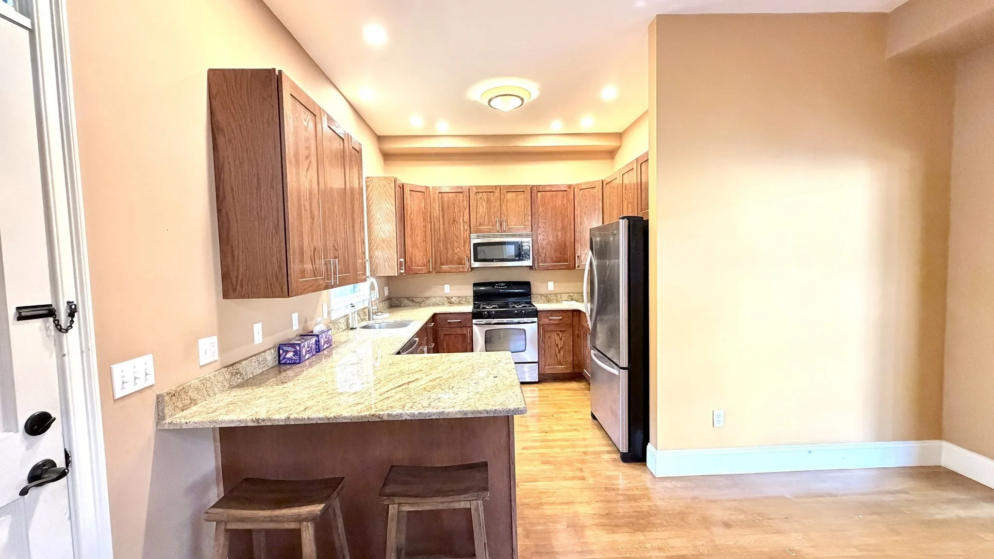 4 bed, 3 bath apartment for rent at 1458 Cambridge St Unit 1458, Cambridge — photo 5 of 28